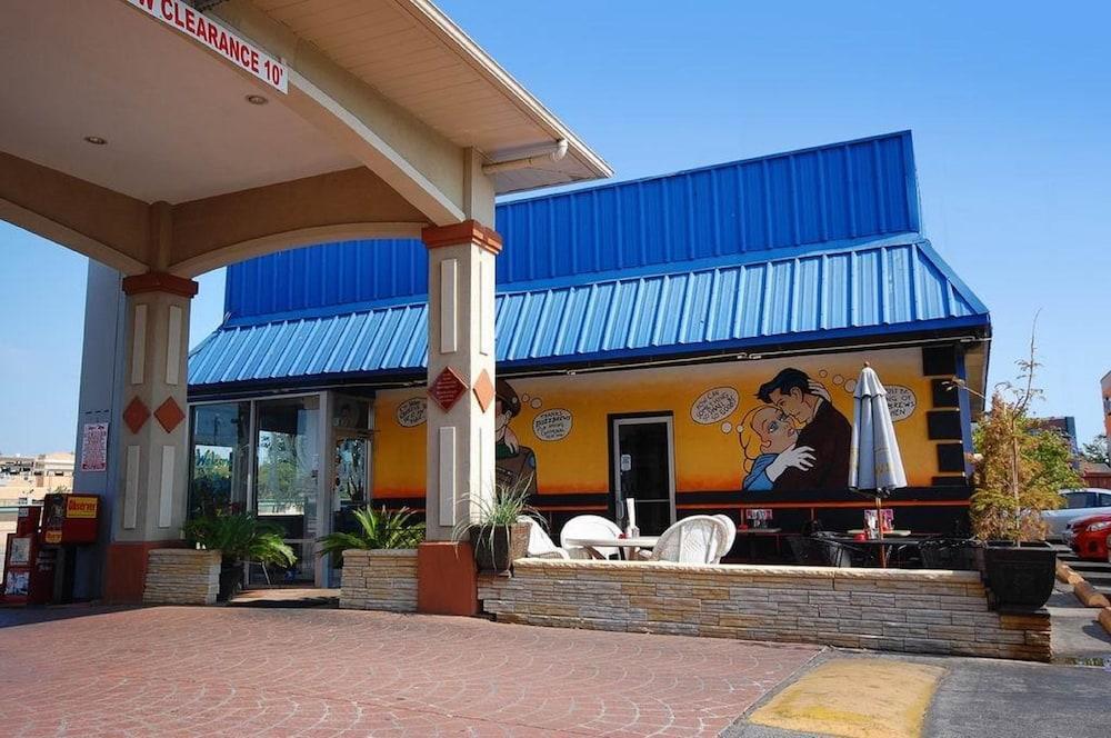 Quality Inn & Suites Dallas-Cityplace Exterior photo
