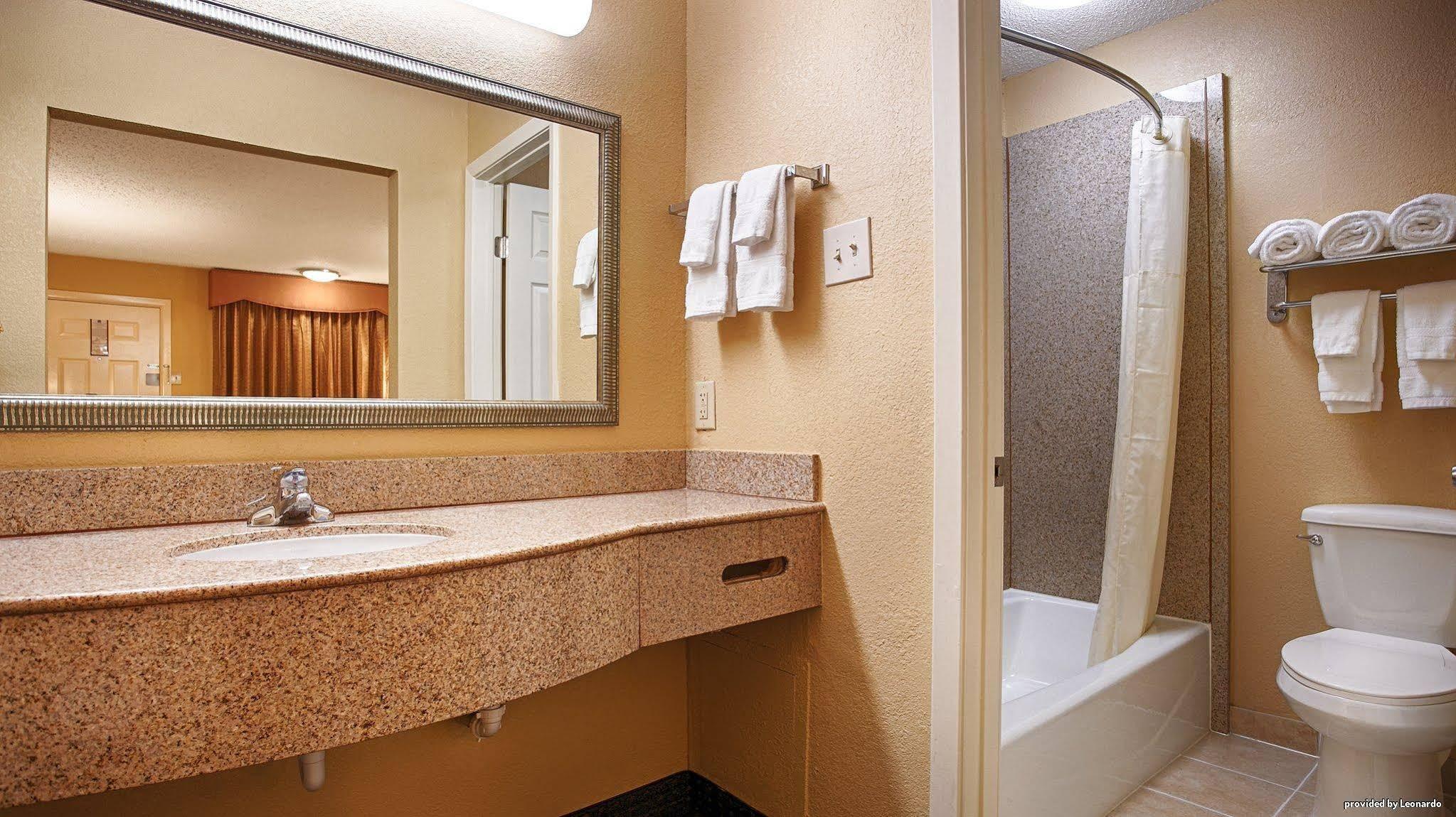 Quality Inn & Suites Dallas-Cityplace Exterior photo