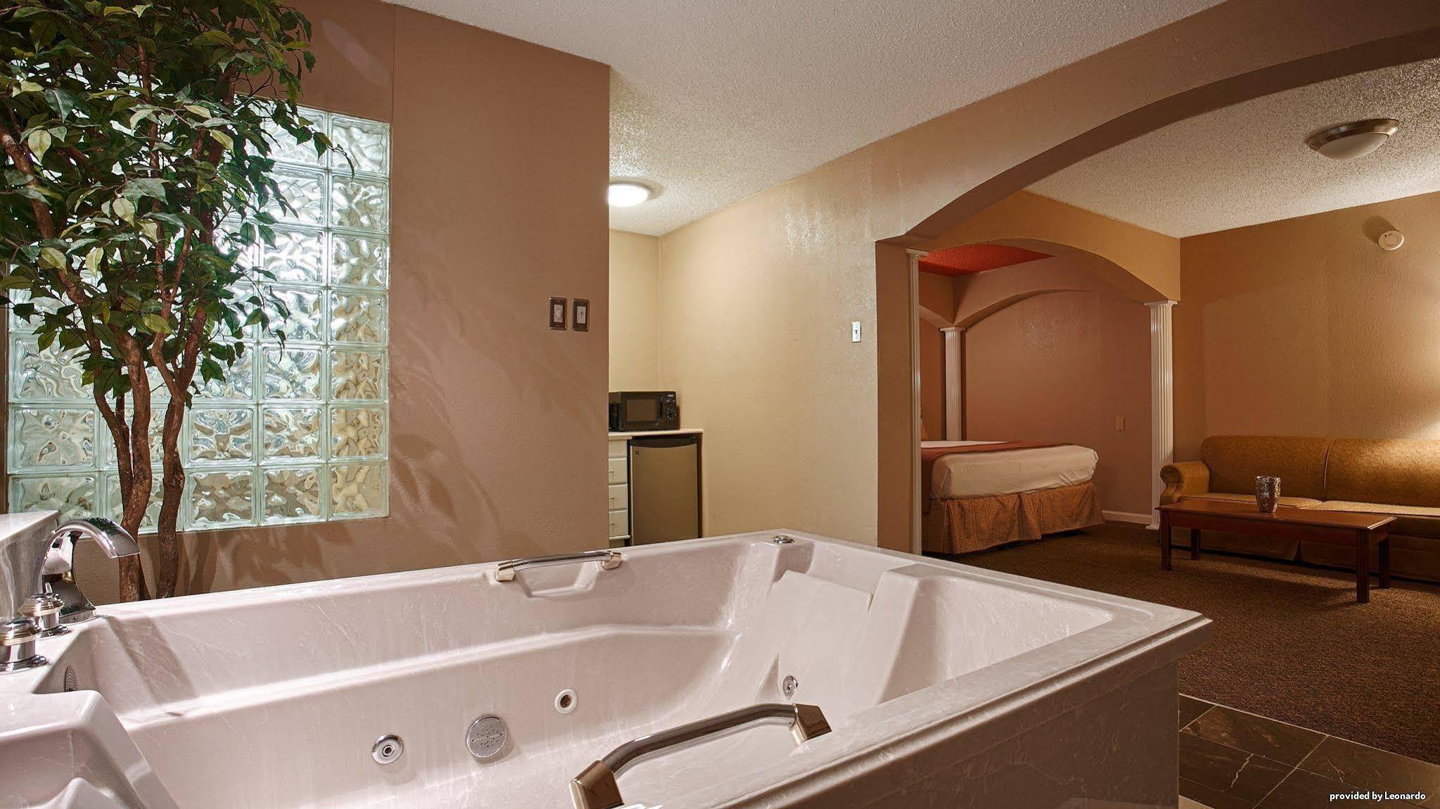 Quality Inn & Suites Dallas-Cityplace Exterior photo