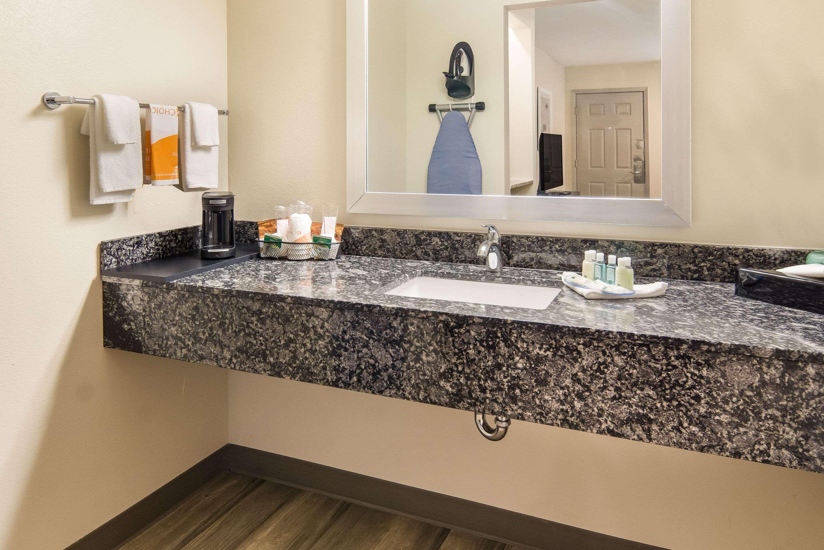 Quality Inn & Suites Dallas-Cityplace Exterior photo
