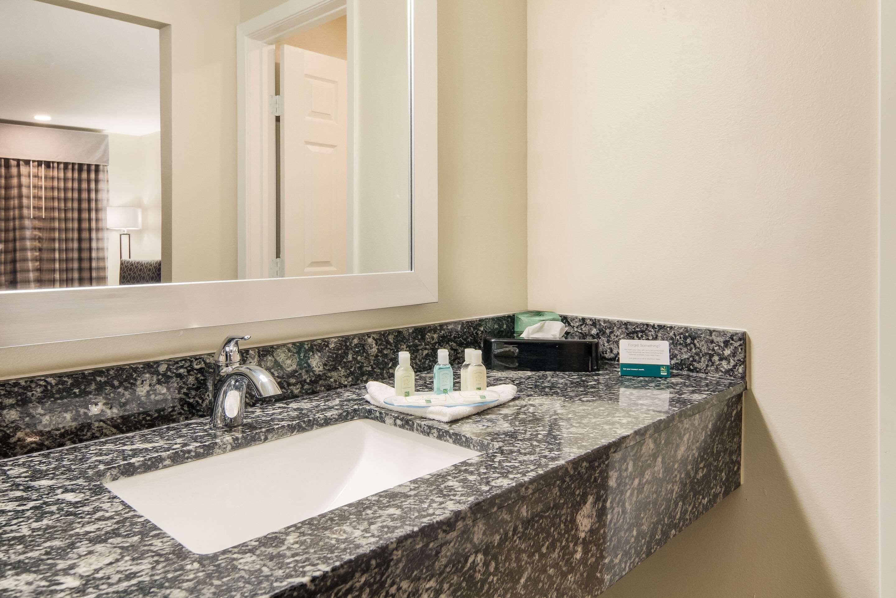Quality Inn & Suites Dallas-Cityplace Exterior photo