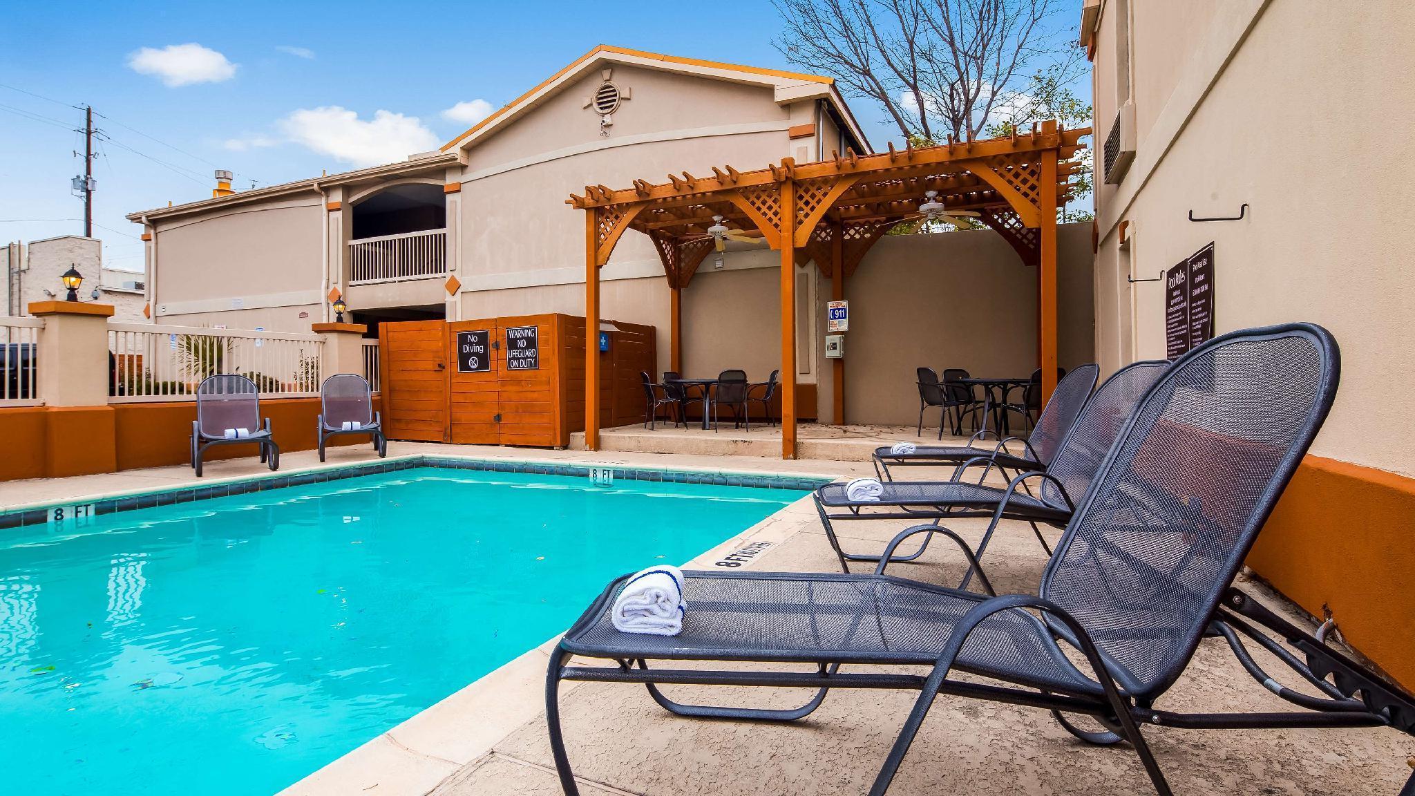 Quality Inn & Suites Dallas-Cityplace Exterior photo