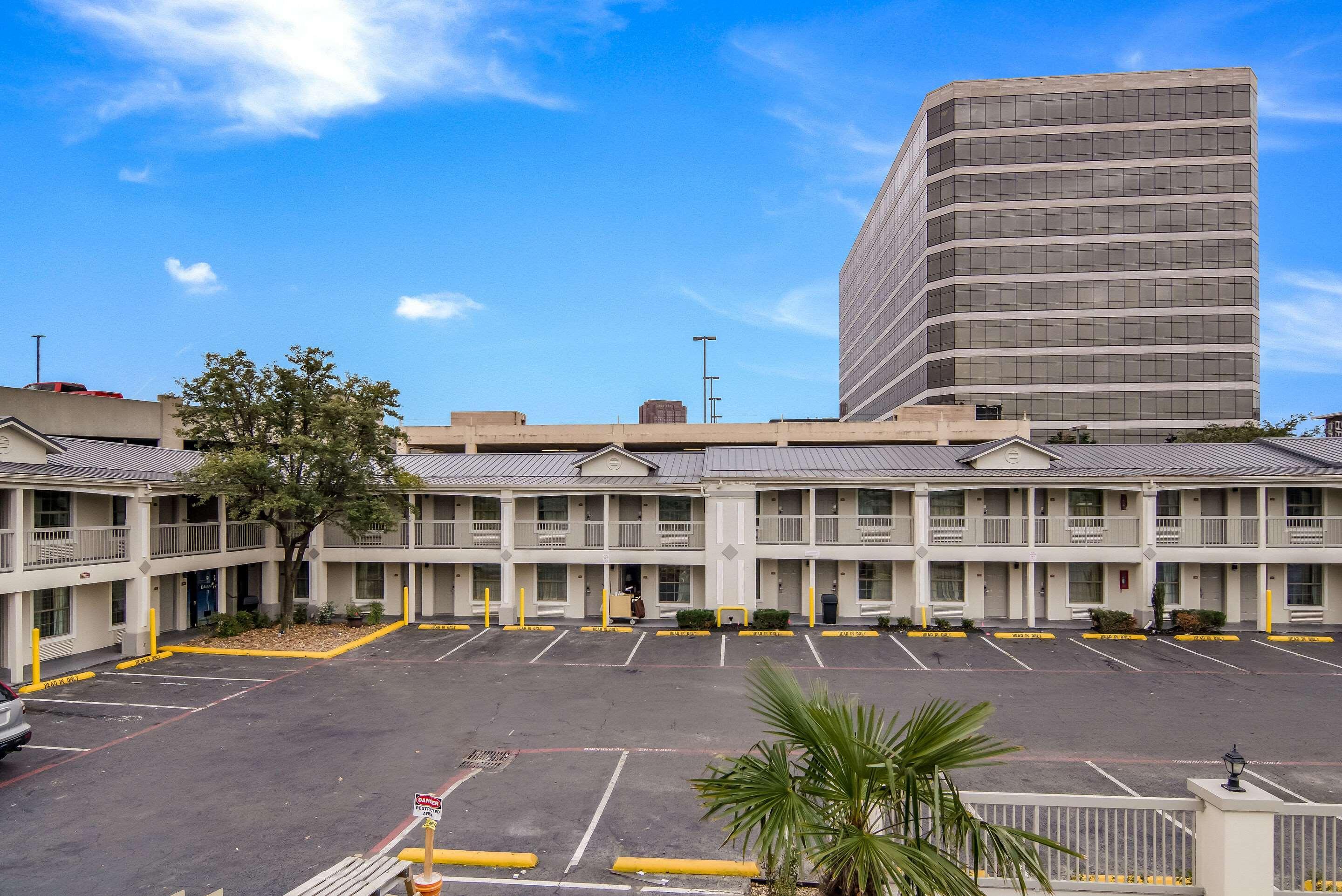 Quality Inn & Suites Dallas-Cityplace Exterior photo