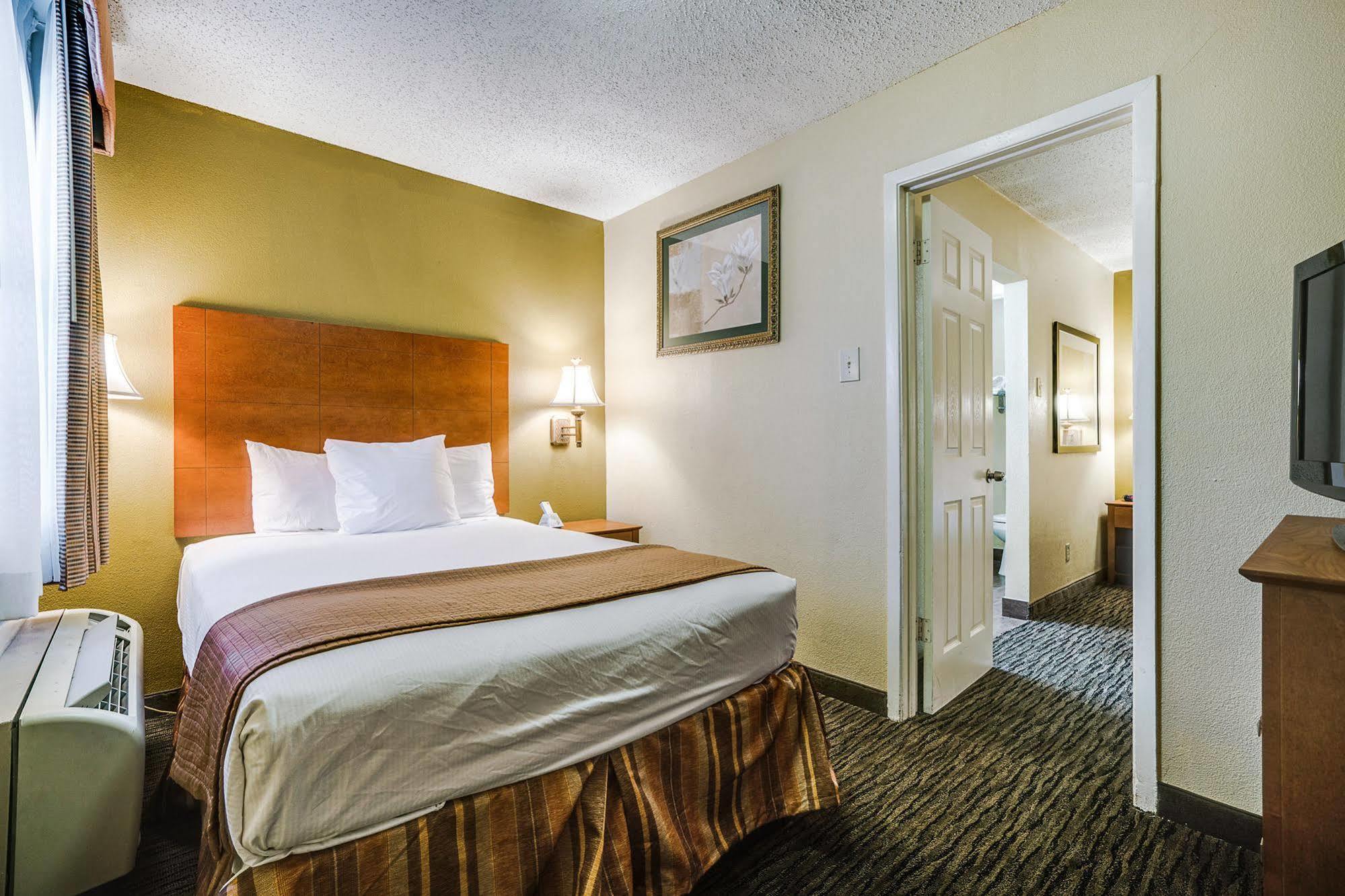 Quality Inn & Suites Dallas-Cityplace Exterior photo